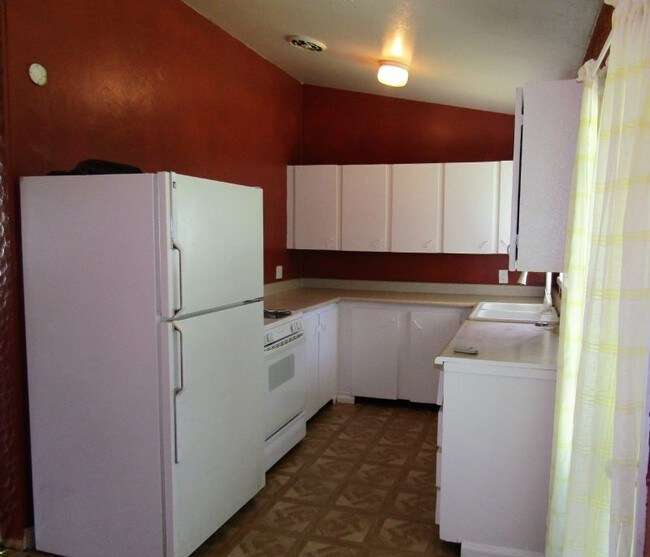 Building Photo - 1406 Alphada Ave