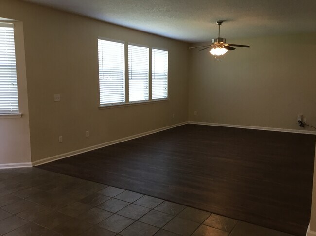 Foto del edificio - 75368 Ravenwood Dr