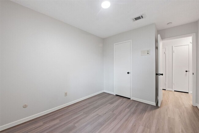 Building Photo - 11805 Southlake Dr