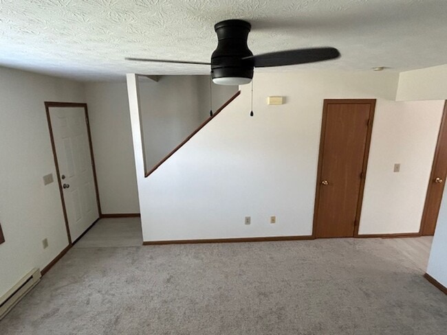 Building Photo - Updated 2 Bedroom and 1.5 Bath Townhome - ...