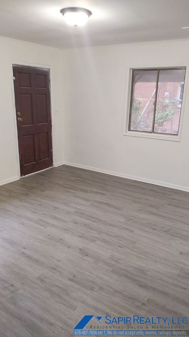 Foto del edificio - Inviting 3-Bed, 1-Bath Brick Home with Cov...