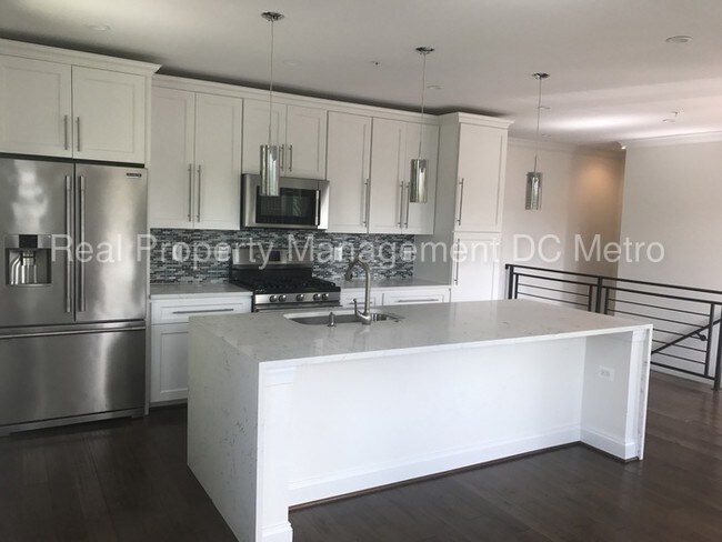 Building Photo - 817 Varnum St NW