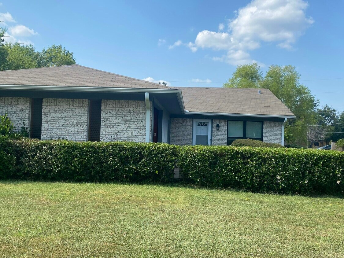 Foto principal - 2729 Mccarley Dr