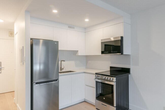 Building Photo - 1975 Maisonneuve Blvd W