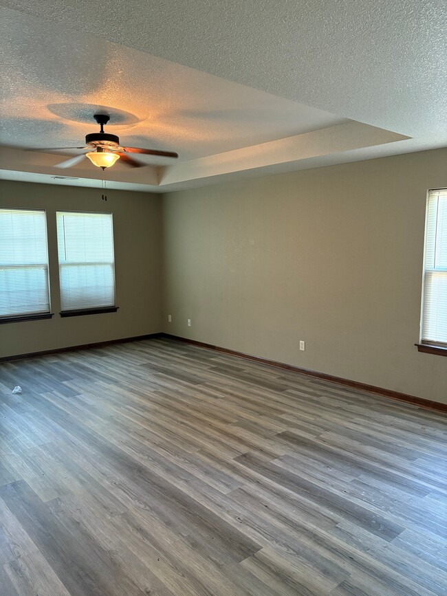 Building Photo - 123 SW Rose Garden Ln