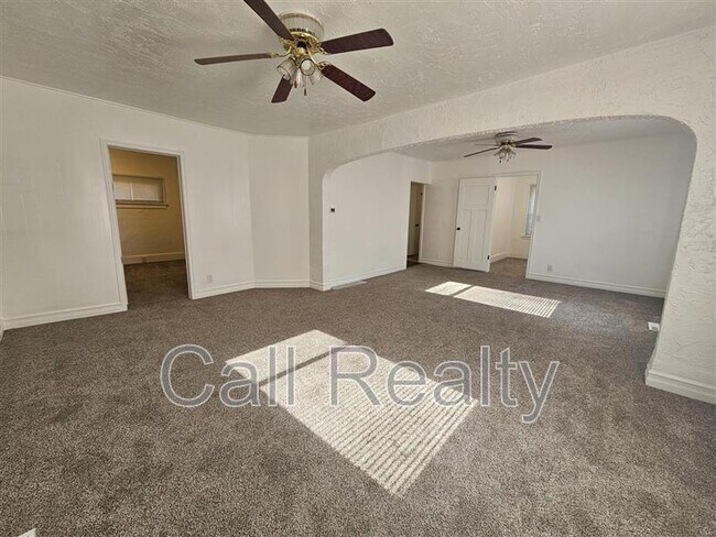 Foto del edificio - 2721 E Rowan Ave