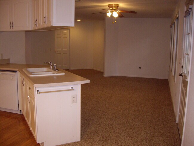 Building Photo - Beautiful 3 Bedroom, 2 Bathroom Home in Un...