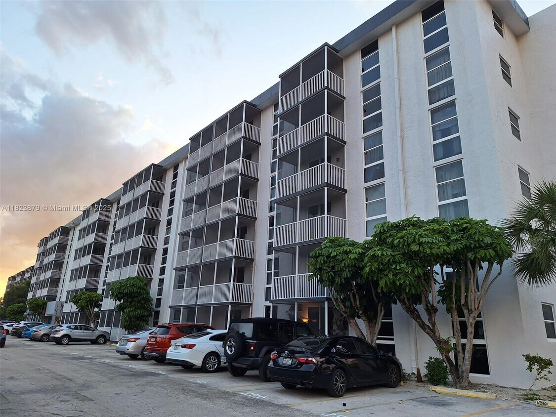Foto principal - 16851 NE 23rd Ave