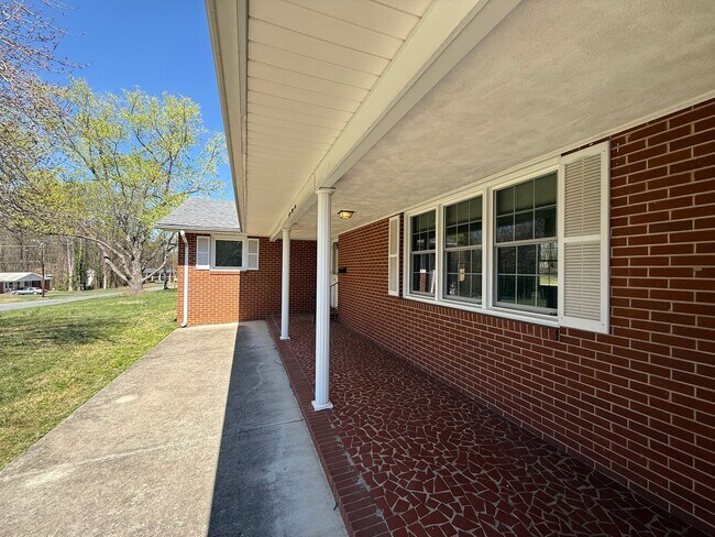 Photo - 831 Delmonte Dr NW House