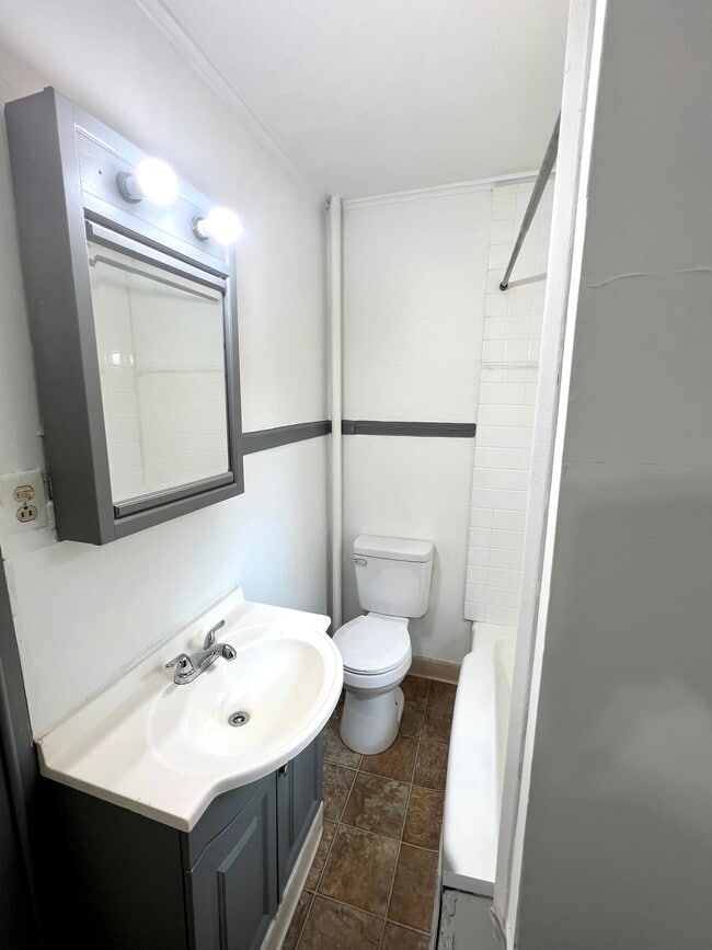 Building Photo - 730 S Main St