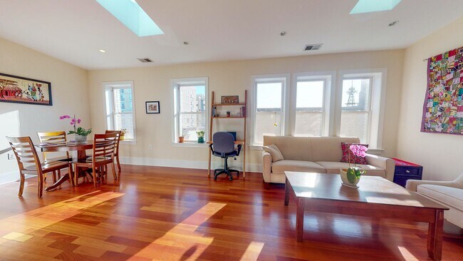 Foto del edificio - Top Floor Columbia Heights