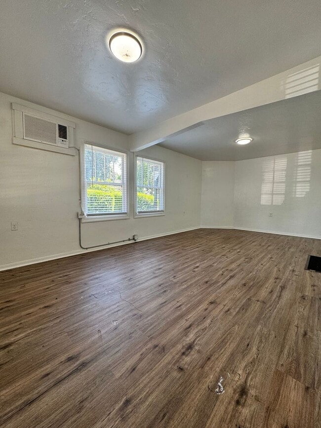 Foto del edificio - Beautifully updated 1 Bed / 1 Bath Duplex