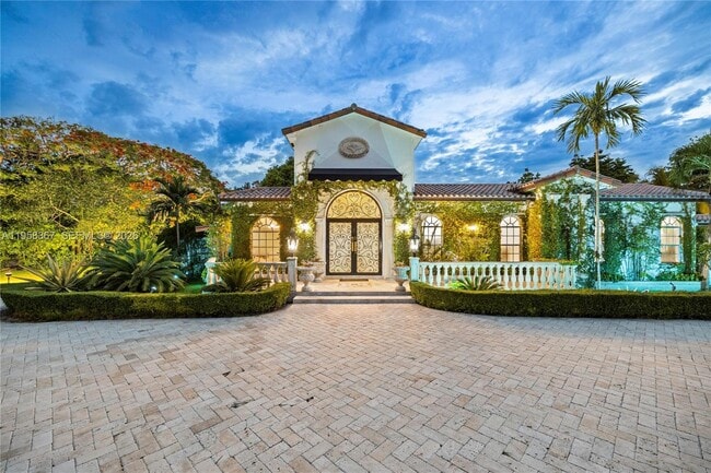 Foto del edificio - 12300 Old Cutler Rd