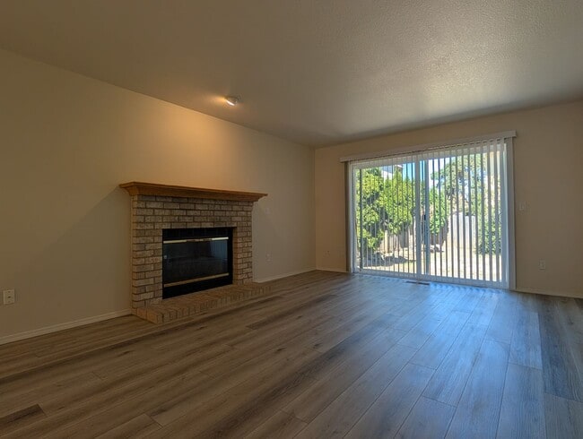 Building Photo - 686 Oakdale Ave