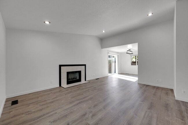 Building Photo - Updated 3 bedroom 2 bath house in a great ...