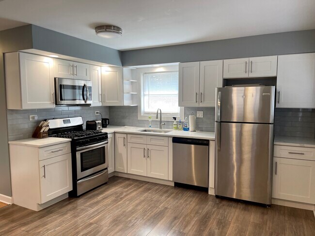 Fully Furnished - 19 Wellington Ave