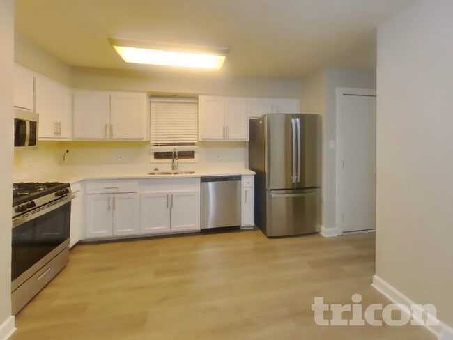 Building Photo - 11050 Parkside Ave