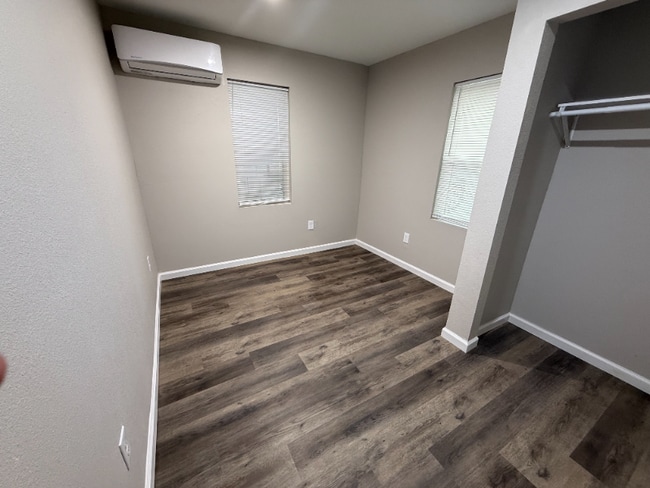 Building Photo - 303 E 7th St