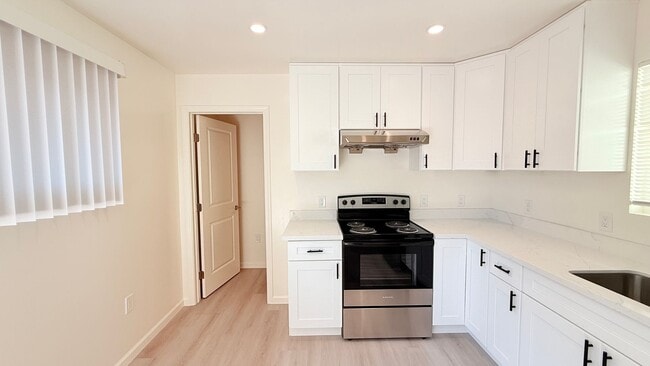Building Photo - 494 Meek Ave