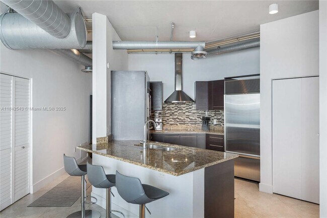 Foto del edificio - 700 NE 25th St