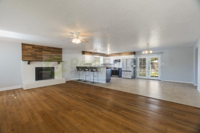Building Photo - Beautiful, Bright, and Spacious Home with ...