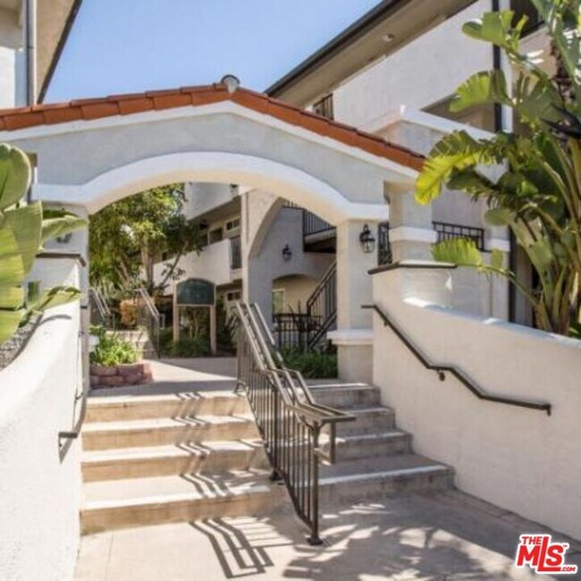 Building Photo - 6600 Beachview Dr