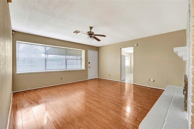 Foto del edificio - 8402 Garden Parks Dr