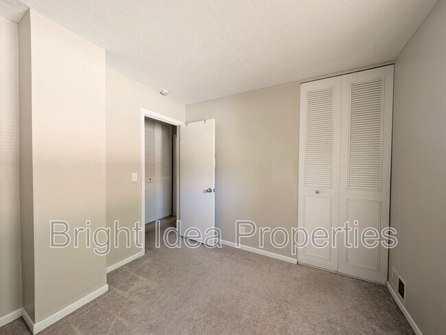 Foto del edificio - 2710 Upland Ln N