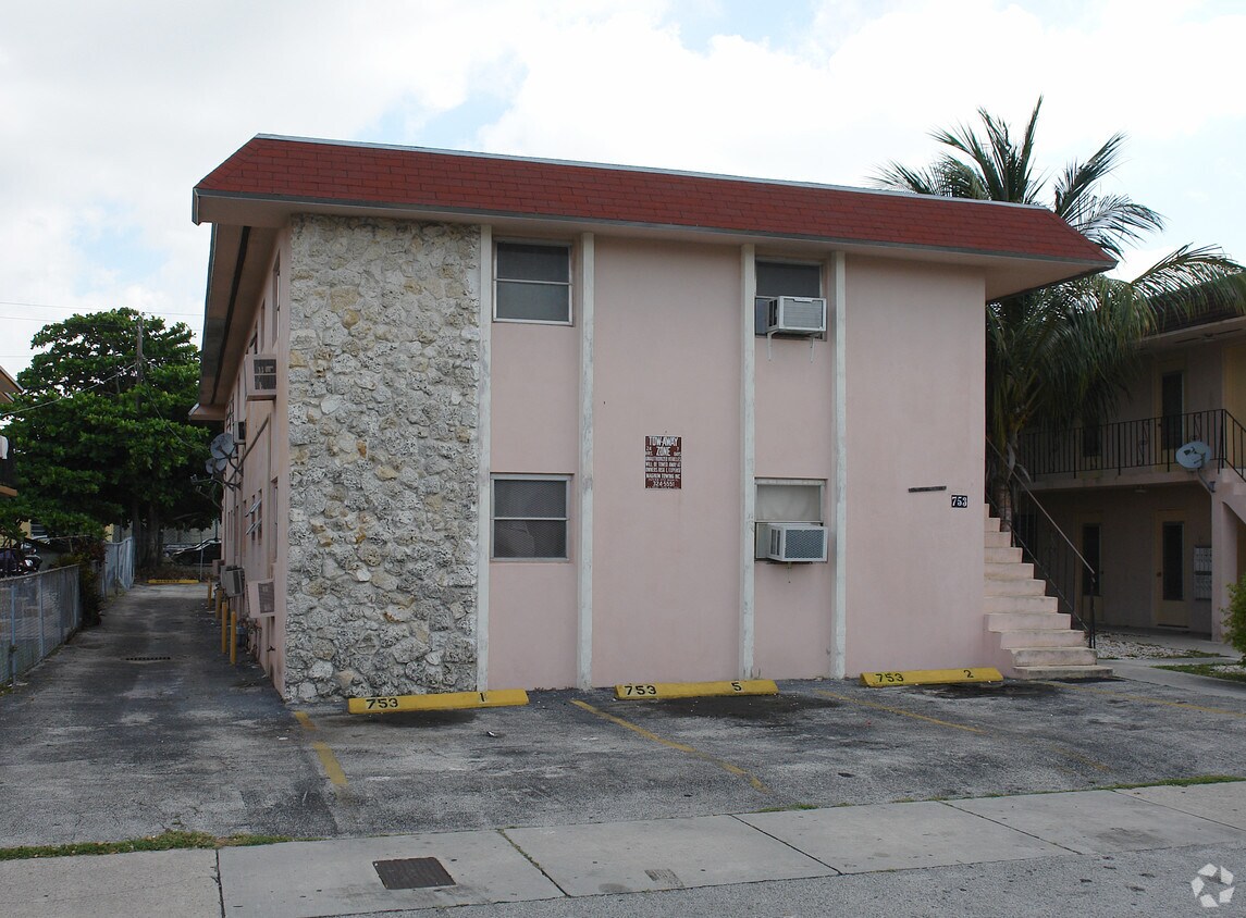 Building Photo - Llanes Apartments