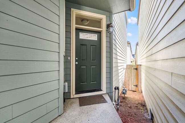 Building Photo - Charming 3BD/2.5BA Home in Desirable Woodr...