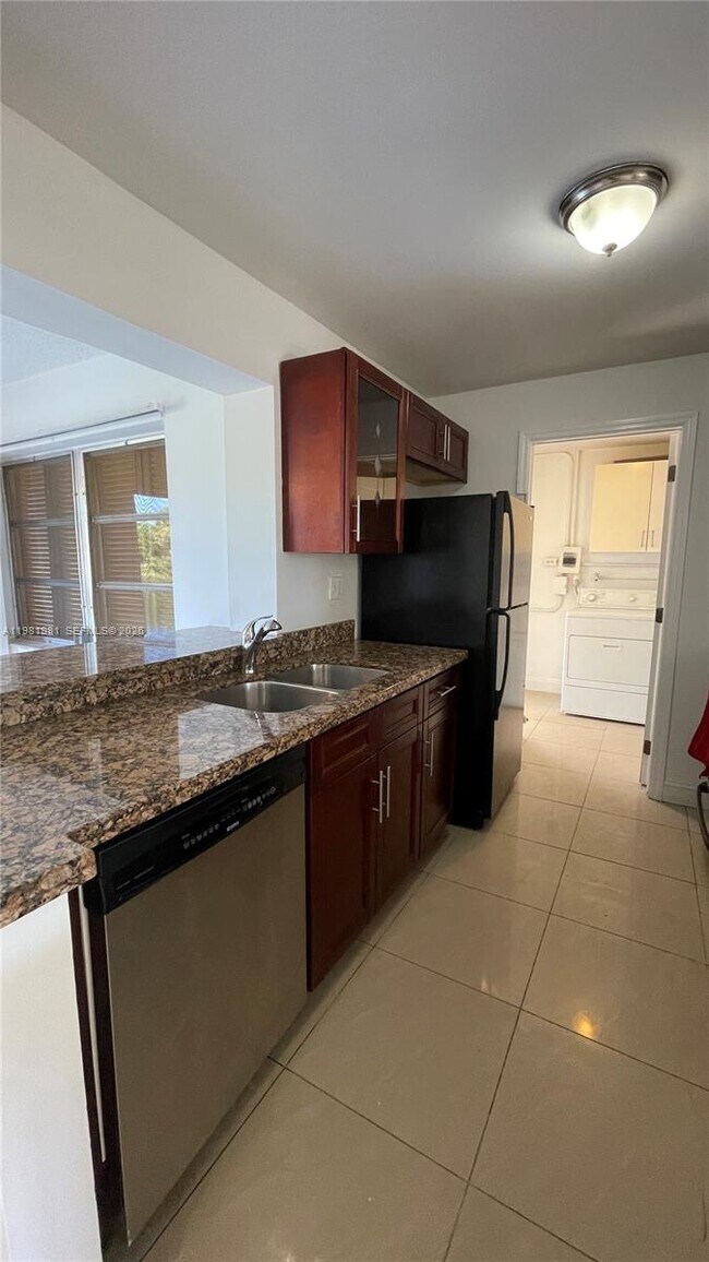 Foto del edificio - 621 NW 38th Pl