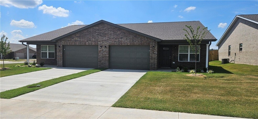 Foto principal - 6807 NW Trevy St