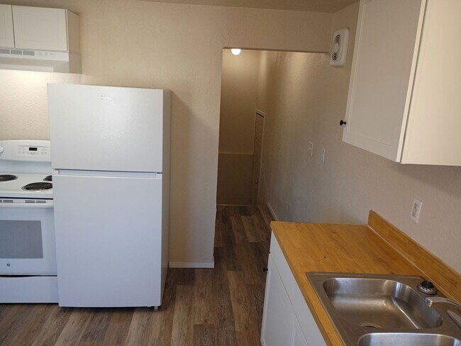 Foto del edificio - NE Spokane 2 bedroom apartment (Fresh paint and flooring)
