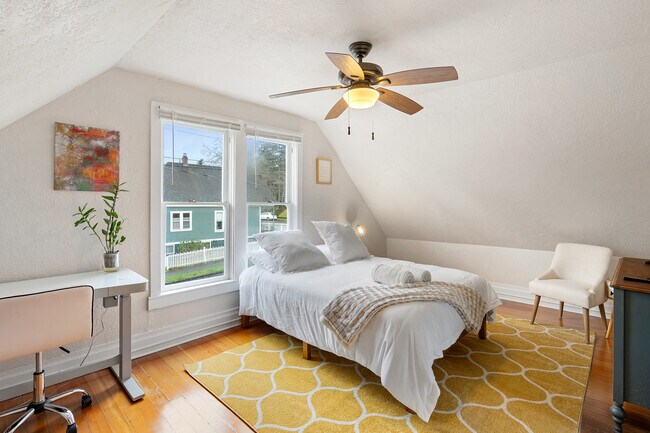Large spacious bedroom - 1217 SE Rhone St