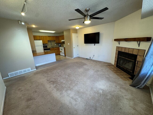 Building Photo - Centrally Located 2 Bed 1 Bath Condo in Colorado Springs!!