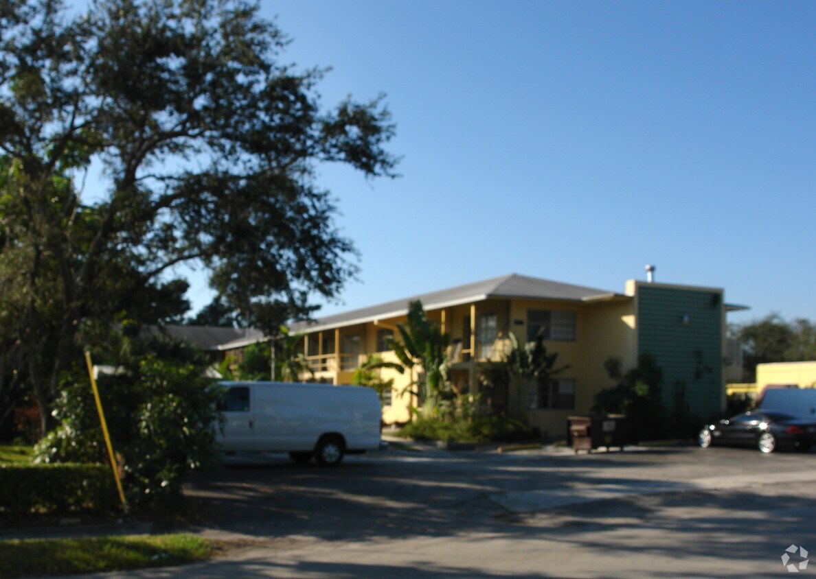 Building Photo - 2536 Van Buren St