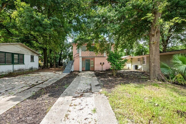 Building Photo - Cozy 2-Bedroom, 1-Bathroom Upper Unit at S...