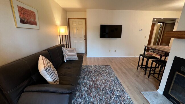 Building Photo - Furnished 2 Bed Top Floor Condo with Garag...