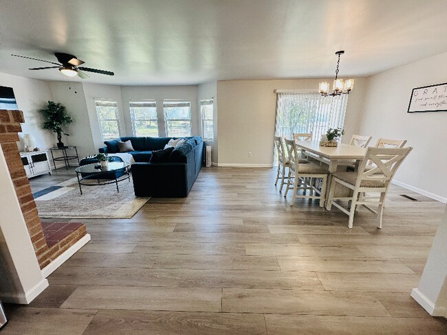 Building Photo - 2041 Linwood Cir