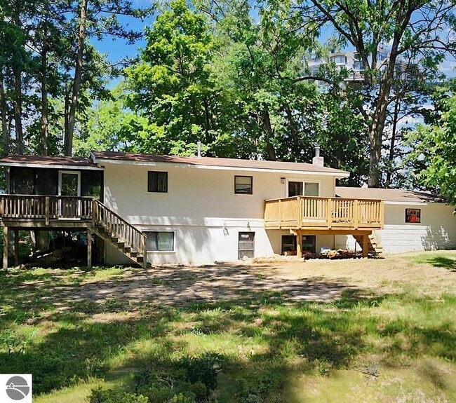 Building Photo - 1408 Lake Dr