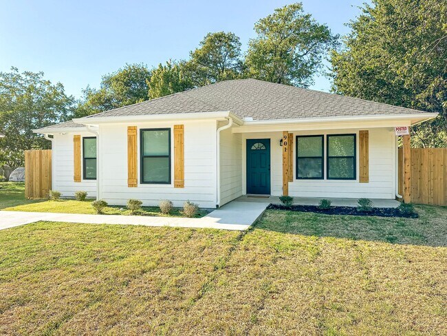Building Photo - *NEW CONSTRUCTION* 3-Bedroom 2-Bathroom Ho...