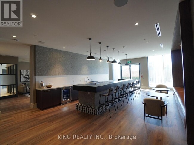 Photo du bâtiment - 2545-2545 Simcoe St N