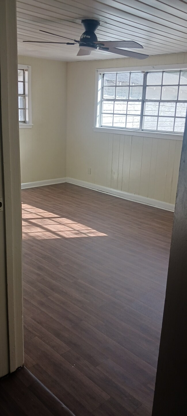 Foto del edificio - 827 W Main St