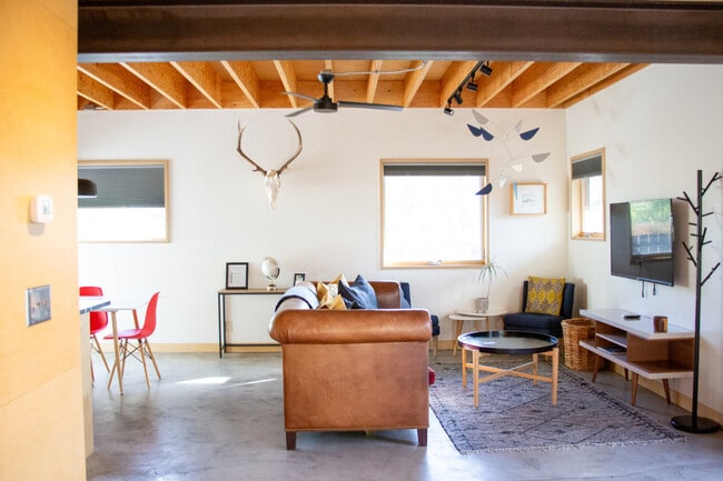 Building Photo - 602 N Willson Ave