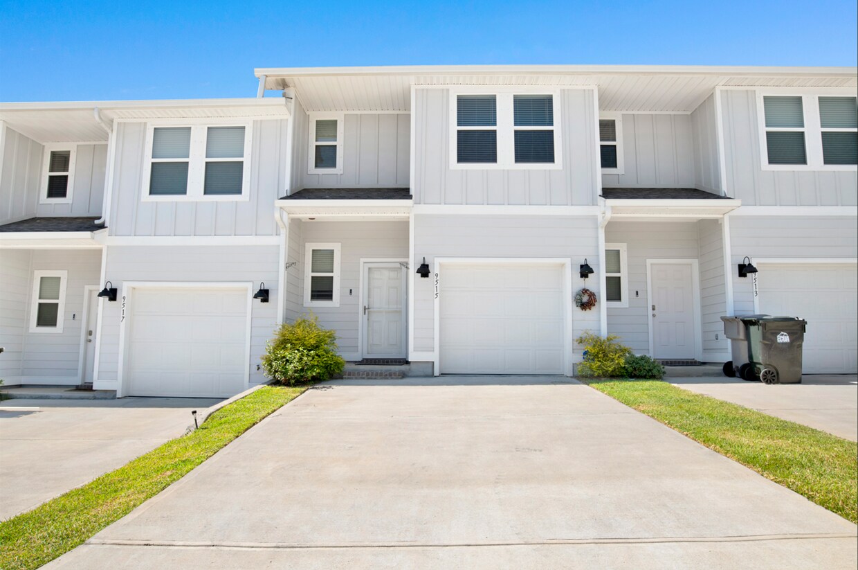 Foto principal - 3 bed gated community home with community ...