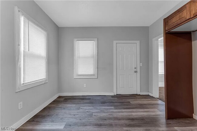 Building Photo - "Charming 3 Bedroom Home with Inviting Bat...