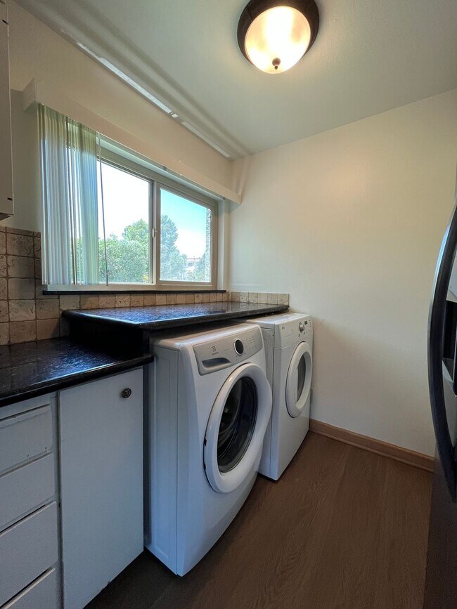 Foto del edificio - MOVE-IN READY! 2+2 w/lake access + 1 blk f...