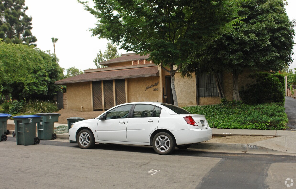 Building Photo - 390 Cliff Dr