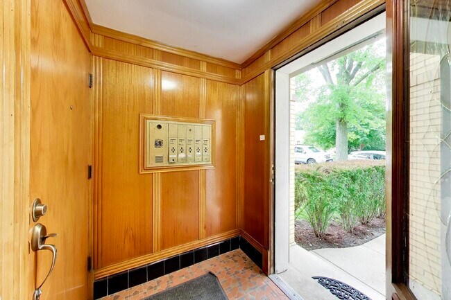 Foto del edificio - 6407 N Normandy Ave