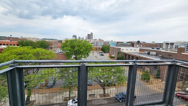 Building Photo - Incredible Top-Floor 1BR with Skyline View...